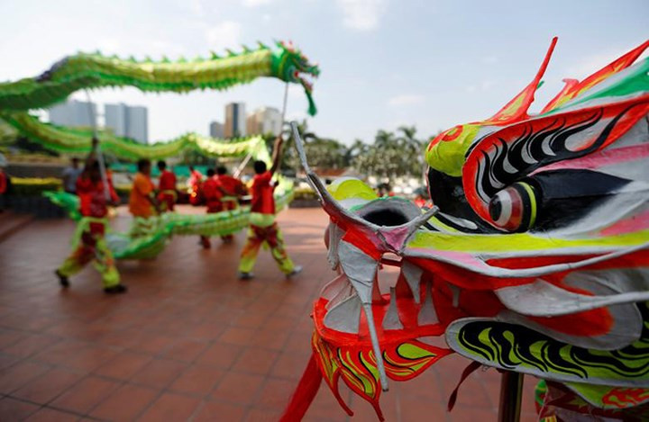 Nhóm nghệ nhân biểu diễn màn múa Rồng ở thủ đô Phnom Penh, Campuchia ngày 12-2.