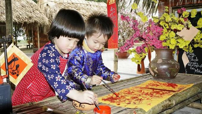 Hai bé “Súp lơ” và “Cải bắp” (con anh Nguyễn Tiến Phúc ở Hải Phòng) vào vai ông đồ, bà đồ cho chữ.