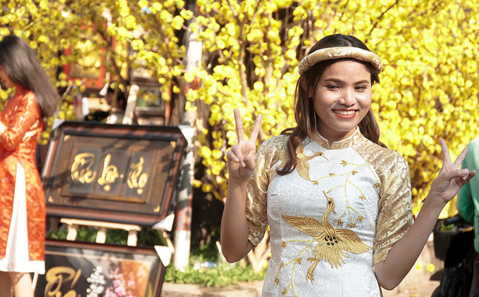 Ngọc Thư (quận 3) cho biết, năm nay là năm thứ 3 liên tiếp bạn đến tham quan ở phố ông Đồ. “Mỗi năm mình đều đợi đến những ngày này để có thể đến đây vui chơi và chụp ảnh cùng bạn bè. Nhờ hình ảnh những ông đồ với mực tàu, giấy đỏ và cả mai vàng rợp hai bên đường mà không khí Tết ở Sài Gòn càng thêm rõ nét”.