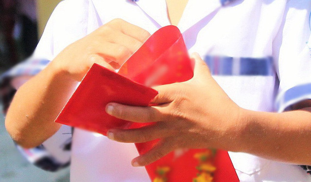 Ngày tết đứa trẻ nào cũng thích được lì xì - Ảnh minh họa