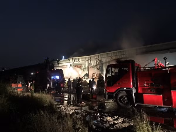 Lực lượng chức năng tiến hành dập lửa tại hiện trường. (Ảnh: Thành Chung/TTXVN)