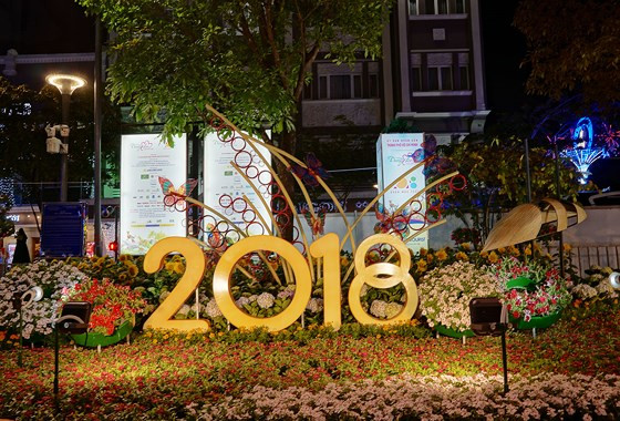 Đại cảnh Lộc xuân có kết cấu tròn nhiều tầng cao thấp, giỏ hoa và đồng tiền bằng nứa kết hợp thành tháp đỡ hoa, xung quanh là đàn bướm màu sắc rực rỡ rung chuyển trong gió tạo nét sinh động. 