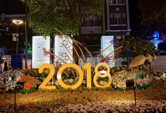 Đại cảnh Lộc xuân có kết cấu tròn nhiều tầng cao thấp, giỏ hoa và đồng tiền bằng nứa kết hợp thành tháp đỡ hoa, xung quanh là đàn bướm màu sắc rực rỡ rung chuyển trong gió tạo nét sinh động. 