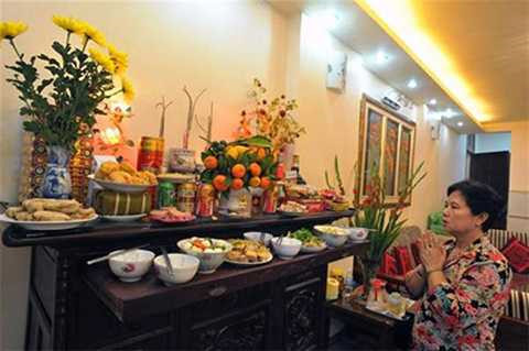 Đối với mâm cúng giao thừa trong nhà, lễ cúng tổ tiên vào chính thời khắc giao thừa vừa tới, nhằm cầu xin Tổ tiên phù hộ độ trì cho gia đình.