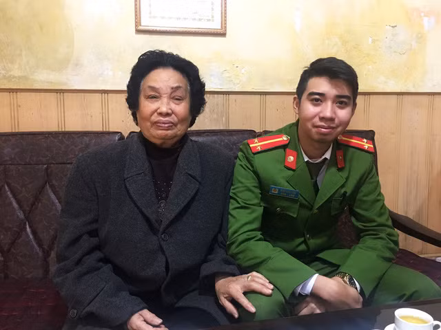 Ngày 26-2, chiến sĩ trẻ Đinh Anh Tiến đến thăm bà Ngô Thị Hồng (74 tuổi) trước khi bà cùng con cháu vào TP.HCM 