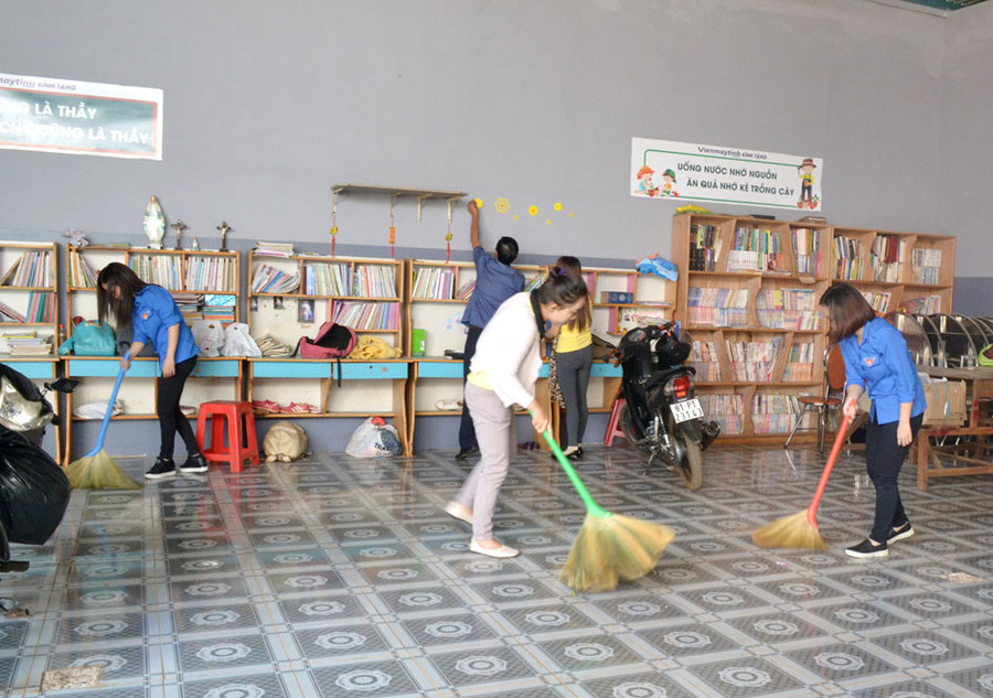 Cùng dọn dẹp nơi sinh hoạt, học tập cho các em. Ảnh: Lê Hòa Cùng dọn dẹp nơi sinh hoạt, học tập cho các em. Ảnh: Lê Hòa