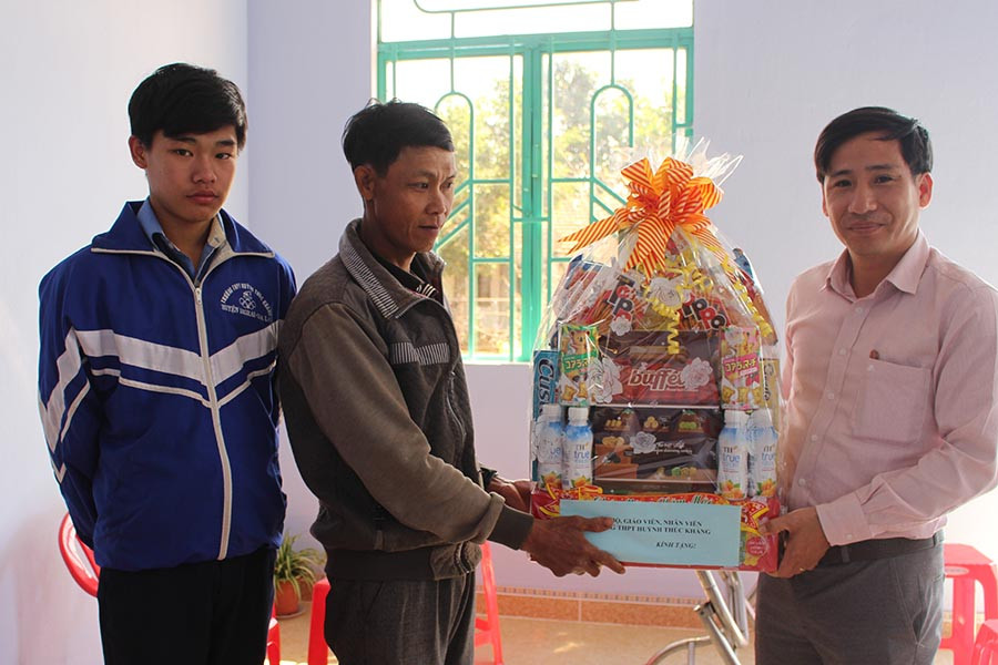 Thầy cô Trường THPT Huỳnh Thúc Kháng chúc tết gia đình em Trung. Ảnh Nguyễn Giang