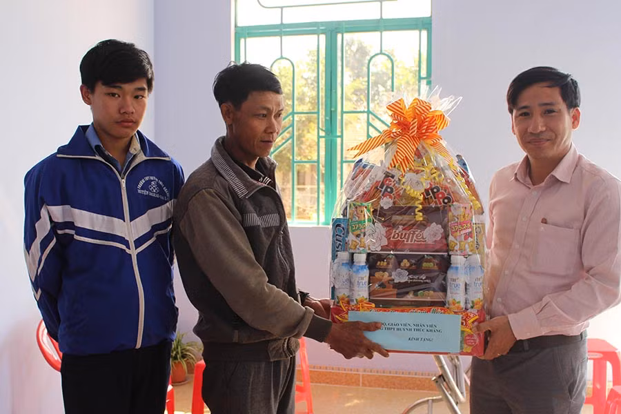 Thầy cô Trường THPT Huỳnh Thúc Kháng chúc tết gia đình em Trung. Ảnh Nguyễn Giang