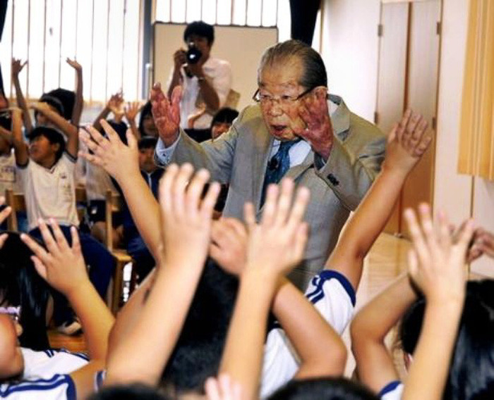 Bác sĩ Shigeaki Hinohara nói chuyện với các học sinh ở Kawamata (tỉnh Fukushima) - Ảnh: smartlystuff.com