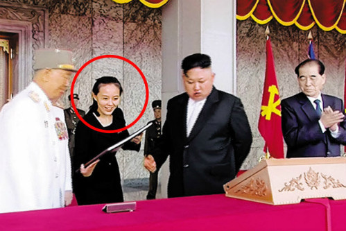 Kim Yo-jong đưa cho ông Kim Jong-un xem tài liệu trong lễ duyệt binh năm 2017. Kim Yo-jong đưa cho ông Kim Jong-un xem tài liệu trong lễ duyệt binh năm 2017. Ảnh: KCTV.