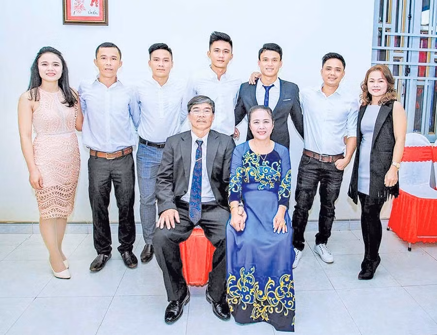  Gia đình luôn là điểm tựa vững chắc để các cầu thủ nuôi dưỡng giấc mơ. Ảnh: V.N