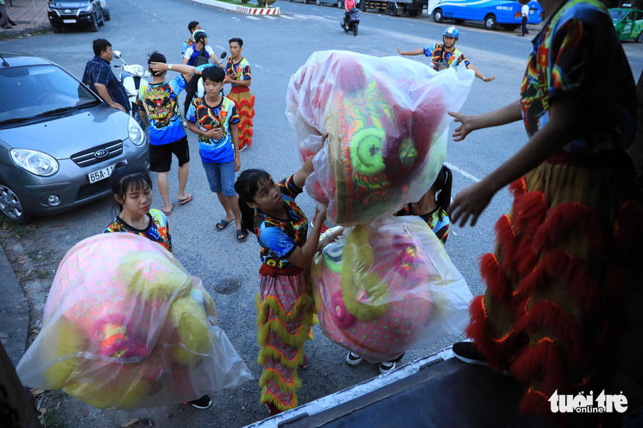  Sau giờ biểu diễn các kỳ nữ múa lân tự đưa các dụng cụ lên xe