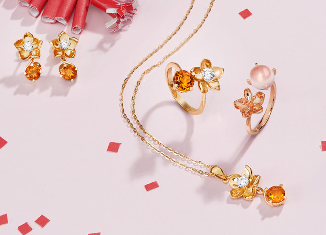 BST “Sắc xuân” của PNJ lồng ghép cảm hứng từ hoa cỏ, vạn vật của đất trời, phối với sắc đá của ánh dương như Citrine, Topaz hay Amethyst; qua đó mang đến tài lộc cho chủ nhân. 