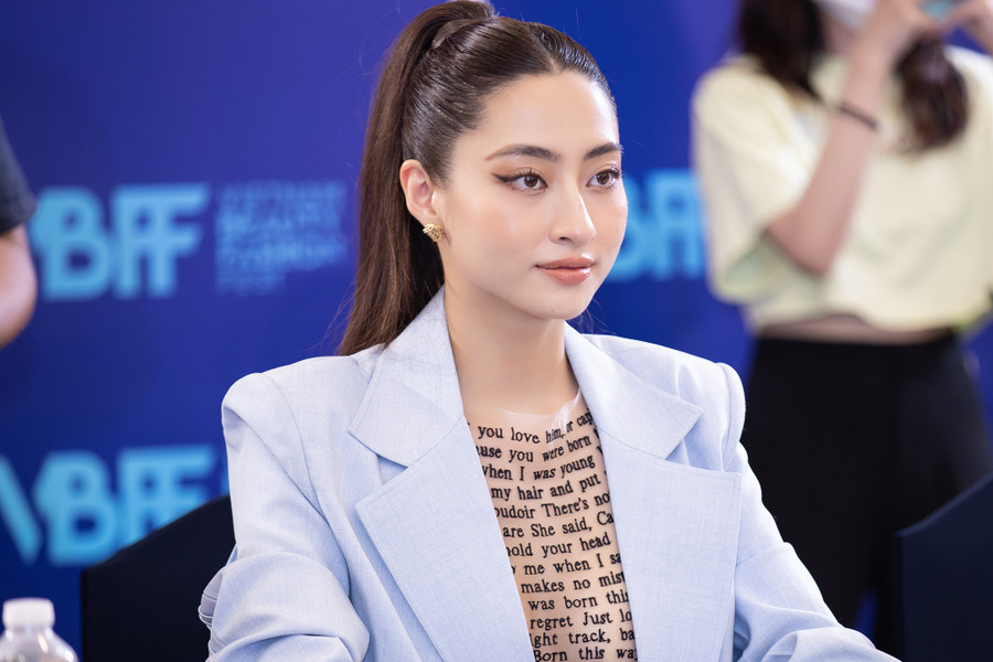 Chân dài gốc Cao Bằng chọn mẫu áo xuyên thấu phủ kín chữ bên trong kết hợp với một chiếc blazer bên ngoài. Được biết, chiếc áo phủ kín chữ hiện là xu hướng thời trang thịnh hành trên thế giới. Ảnh: BTC