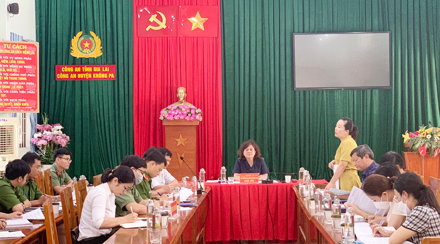 Quang cảnh buổi làm việc. Ảnh: R'Ô HOK Quang cảnh buổi làm việc. Ảnh: R'Ô HOK