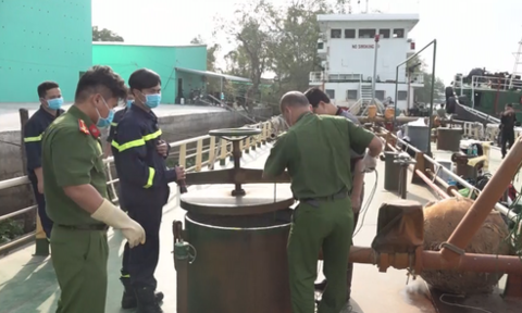 Công an khám xét phương tiện liên quan đến đường dây buôn lậu 200 triệu lít xăng. (Nguồn: congan.com.vn)