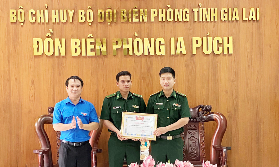  Anh Đỗ Duy Nam tặng bằng khen người tốt việc tốt cho CĐ đồn biên phòng Ia Puch. Ảnh: Hà Đức Thành