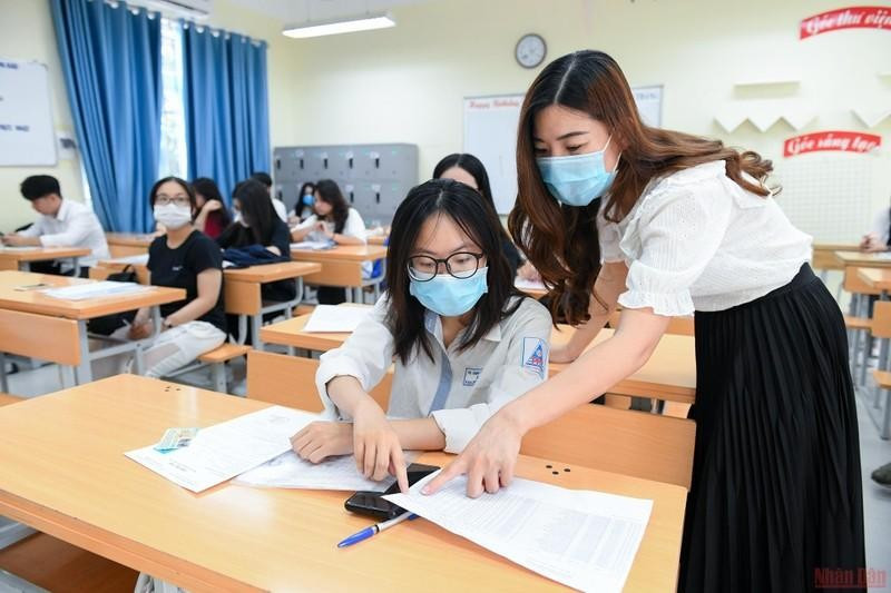 Thí sinh Hà Nội làm thủ tục dự thi tốt nghiệp THPT năm 2022. Ảnh: THÀNH ĐẠT