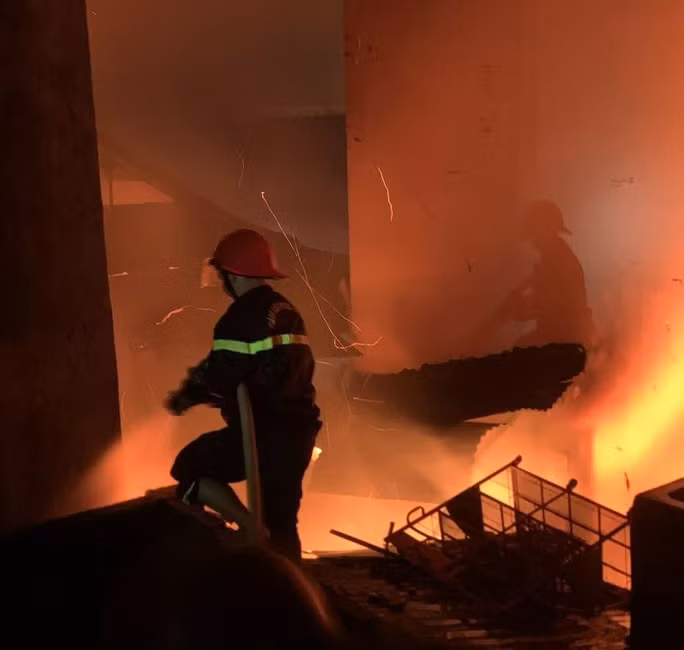 Xông vào đám cháy dập lửa