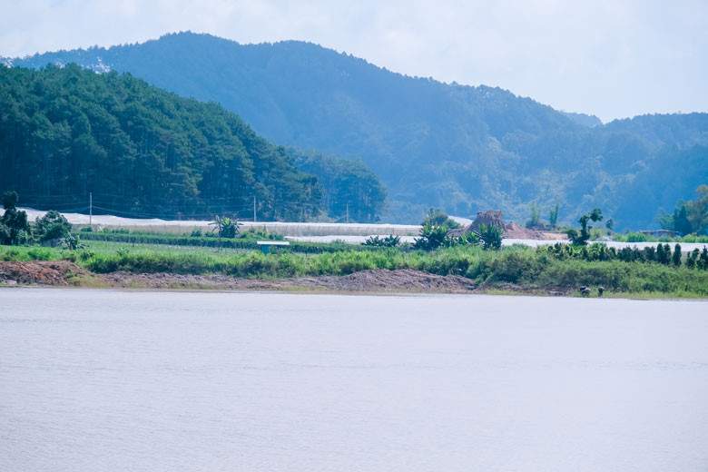 Hồ chứa nước Próh xảy ra nhiều hành vi lấn chiếm hành lang an toàn lòng hồ thời gian qua nhưng chưa được xử lý triệt để
