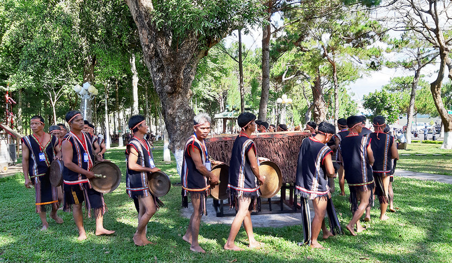 Trình diễn cồng chiêng tại Quảng trường Đại Đoàn Kết, TP. Pleiku. Ảnh: Nguyễn Quang Tuệ Trình diễn cồng chiêng tại Quảng trường Đại Đoàn Kết, TP. Pleiku. Ảnh: Nguyễn Quang Tuệ