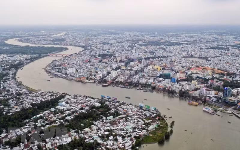  TP Cần Thơ phát triển dọc theo hai bên bờ sông Hậu. (Ảnh: TTXVN)