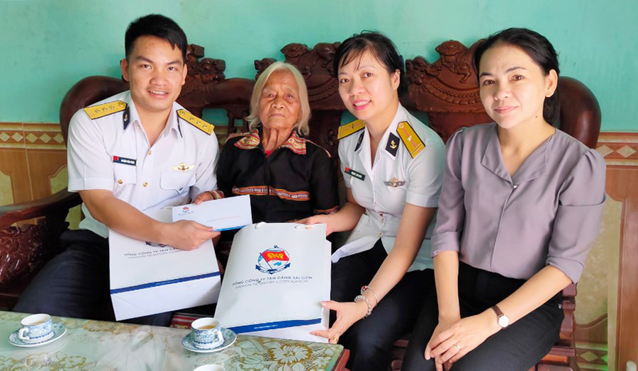 Đại diện lãnh đạo Tổng Công ty Tân Cảng Sài Gòn thăm, trao tiền phụng dưỡng cho Mẹ VNAH Rơ Măh Myơr (xã Ia Kênh, TP. Pleiku). Ảnh: Đinh Yến Đại diện lãnh đạo Tổng Công ty Tân Cảng Sài Gòn thăm, trao tiền phụng dưỡng cho Mẹ VNAH Rơ Măh Myơr, xã Ia Kênh, TP. Pleiku. Ảnh: Đinh Yến