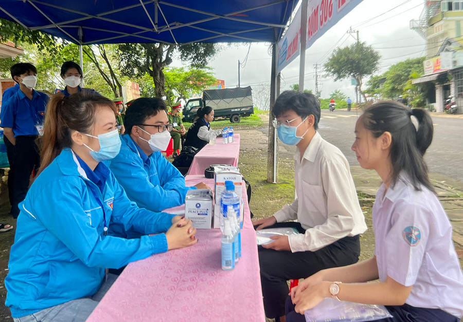 1phanlai pleiku- Đoàn viên thanh niên TP Pleiku tư vấn cho thí sinh tại điểm thi Trường THPT Pleiku-Ảnh Phan Lài.jpg