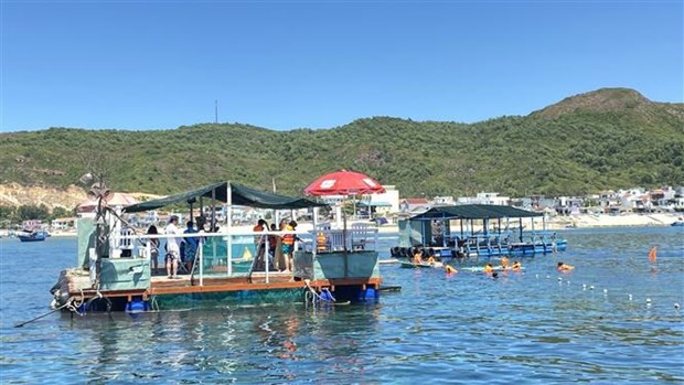 Hai bè đưa khách lặn ngắm san hô của hai hộ dân tại đảo Hòn Khô Nhỏ hoạt động tự phát và nằm trong khu vực khoanh vùng bảo vệ rạn san hô 12ha. (Ảnh: Tường Quân/TTXVN)  Hai bè đưa khách lặn ngắm san hô của hai hộ dân tại đảo Hòn Khô Nhỏ hoạt động tự phát và nằm trong khu vực khoanh vùng bảo vệ rạn san hô 12ha. (Ảnh: Tường Quân/TTXVN)