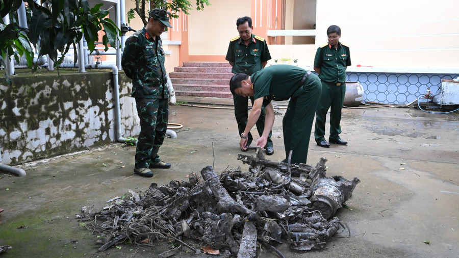 Căn cứ vào số hiệu còn sót lại, lực lượng quân đội xác định đây là xác máy bay Hải quân Mỹ. Ảnh: Nam Long 