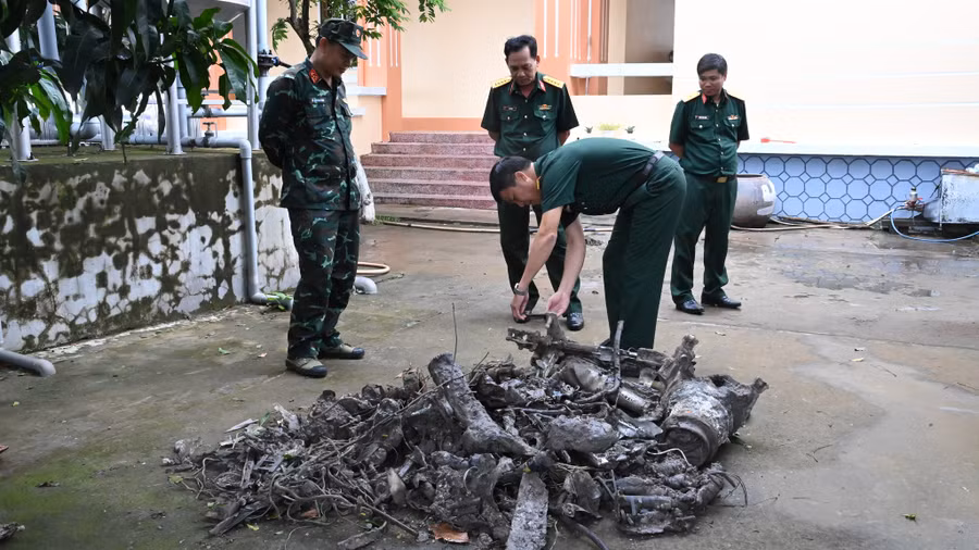 Căn cứ vào số hiệu còn sót lại, lực lượng quân đội xác định đây là xác máy bay Hải quân Mỹ. Ảnh: Nam Long 