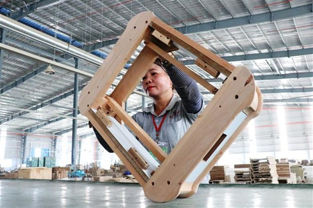 Các doanh nghiệp xuất khẩu gỗ đang gặp khó khăn do các đơn hàng giảm. Trong ảnh: Chế biến gỗ tại một doanh nghiệp của tỉnh Bình Dương. Ảnh: TTXVN.