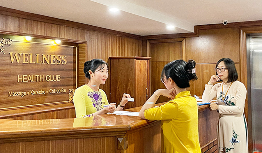  Ban giám khảo đưa ra các tình huống xử lý cho thí sinh thi ghiệp vụ lễ tân. Ảnh: Hoàng Ngọc