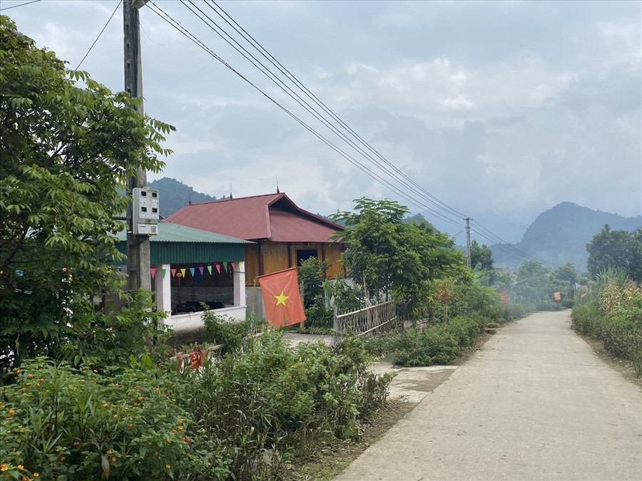 Những căn nhà kiên cố được xây dựng trên khu đất tái định cư mới. Những căn nhà kiên cố được xây dựng trên khu đất tái định cư mới.