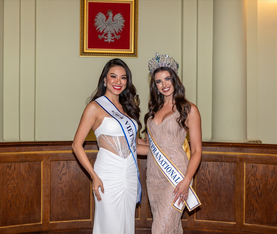  Kim Duyên cùng với các thí sinh của Miss Supranational 2022 được Đương kim Hoa hậu Siêu quốc gia - Chanique Rabe trao sash (dải băng) đề tên đất nước của mình. Đây sẽ là dải sash đầy tự hào sẽ đồng hành với 70 mỹ nhân trong suốt hơn 2 tuần tại Ba Lan. Ảnh: NVCC.