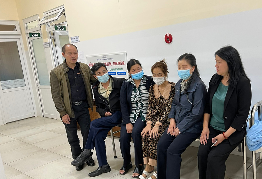 Lãnh đạo TP. Đà Lạt và các cơ quan chức năng đến thăm, động viên gia đình bé L. Ảnh: LV  Lãnh đạo TP. Đà Lạt và các cơ quan chức năng đến thăm, động viên gia đình bé L. Ảnh: LV