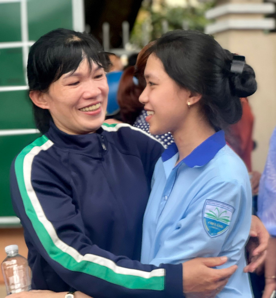 2 Chị Lê Thị Kim Sen động viên con gái Trương Bích Phượng (bìa phải) sau khi hoàn thành môn Toán tại điểm thi Trường THCS Trưng Vương (TP. Pleiku). Ảnh: Phan Lài