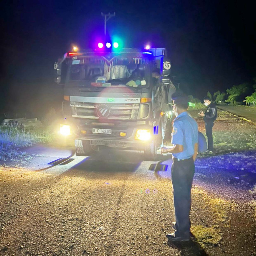  Lực lượng Thanh tra giao thông kiểm tra trọng tải xe chở vật liệu xây dựng. Ảnh: Lê Anh