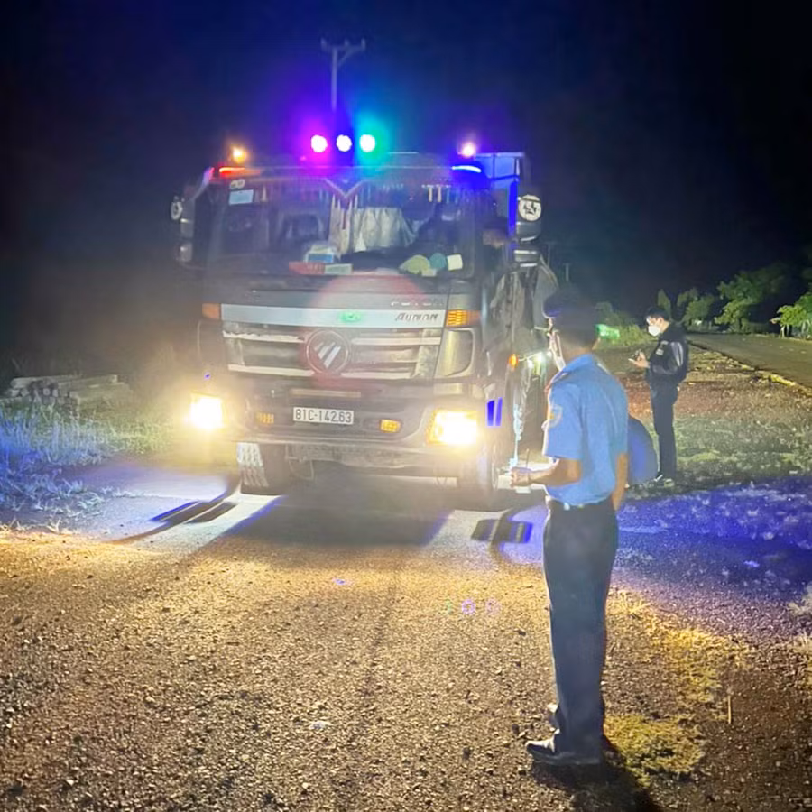  Lực lượng Thanh tra giao thông kiểm tra trọng tải xe chở vật liệu xây dựng. Ảnh: Lê Anh