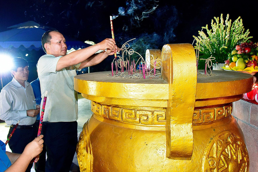  Đồng chí Rah Lan Chung-Phó Bí thư Tỉnh ủy, Trưởng ban Nội chính Tỉnh ủy dâng hương tại Nghĩa trang Liệt sĩ tỉnh. Ảnh Đức Thụy