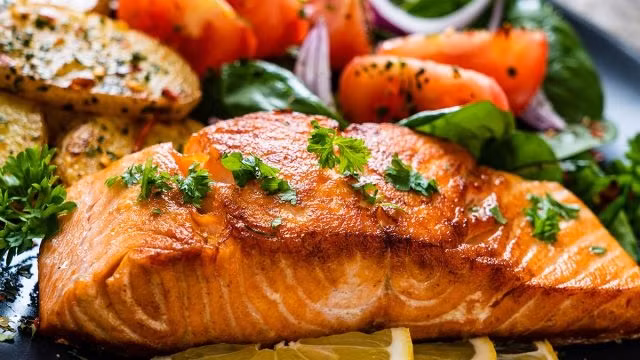 Cá hồi rất tốt cho những người đang cố gắng giảm cân. Ảnh: Shutterstock Cá hồi rất tốt cho những người đang cố gắng giảm cân. Ảnh: Shutterstock