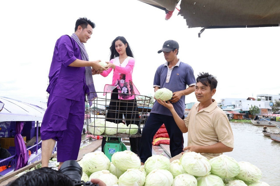 Sự hỗ trợ nhiệt tình từ thương hồ chợ nổi Cái Răng đã giúp ca sĩ truyền tải được cảm xúc và hình ảnh ưng ý. Ảnh: Duy Tân  Sự hỗ trợ nhiệt tình từ thương hồ chợ nổi Cái Răng đã giúp ca sĩ truyền tải được cảm xúc và hình ảnh ưng ý. Ảnh: Duy Tân