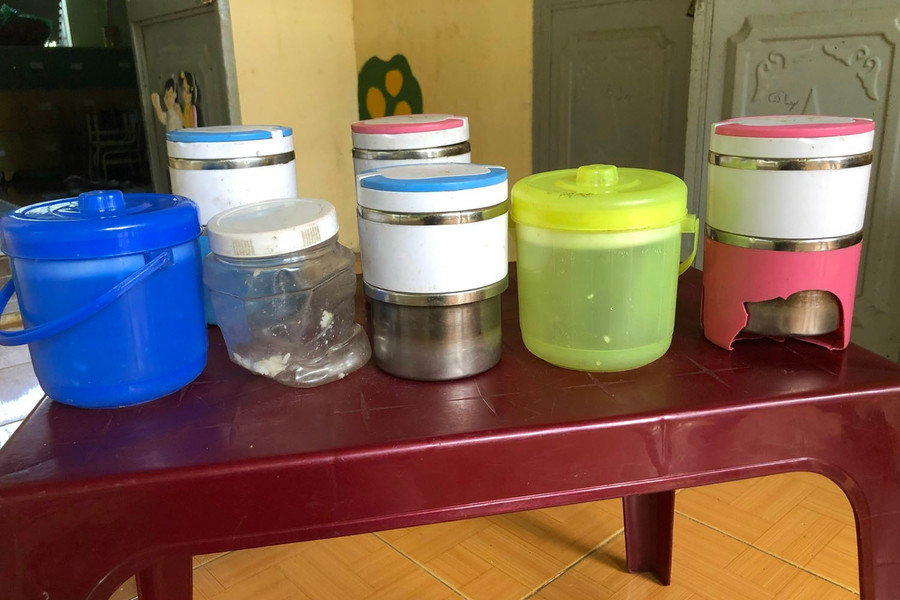 Những hộp nhựa mang cơm cũ kỹ, bể nát vẫn được các em sử dụng. Ảnh: NVCC