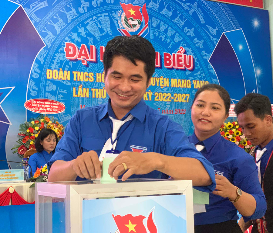 Các đại biểu bỏ phiếu bầu Ban Chấp hành Đoàn TNCS Hồ Chí Minh huyện Mang Yang khóa V. Ảnh: Bích Kiều