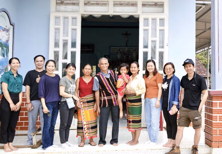 Du khách đến thăm gia đình nghệ nhân ưu tú Điểu K’Lộc và vợ là bà Điểu Thị Chóc - Tổ trưởng Tổ Dệt thổ cẩm thôn Bù Gia Rá