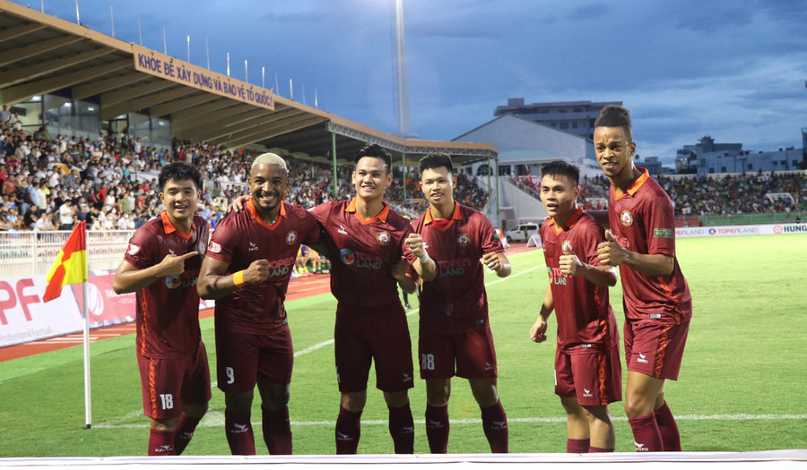 Các cầu thủ Topenland Bình Định đã sớm có bàn thắng vươn lên dẫn trước trong hiệp 1. Ảnh: Cường Lê Các cầu thủ Topenland Bình Định đã sớm có bàn thắng vươn lên dẫn trước trong hiệp 1. Ảnh: Cường Lê