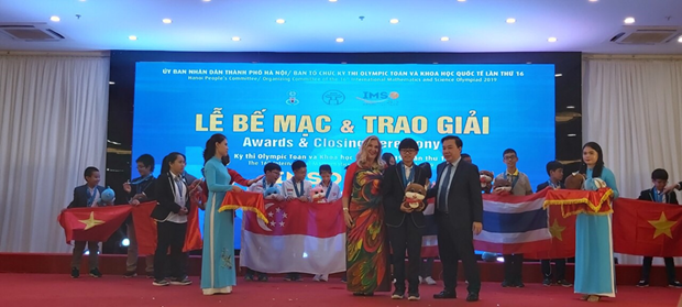  Phạm Gia Khánh vinh dự nhận huy chương Vàng học trong kỳ thi Olympic Toán và Khoa học quốc tế IMSO 2019 bảng A tại Việt Nam. (Ảnh: NTCC)