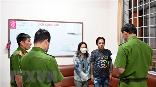 Các đối tượng nhận quyết định khởi tố và lệnh bắt tại cơ quan điều tra. Ảnh: TTXVN phát