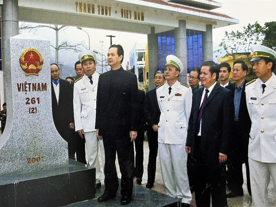 Thủ tướng Nguyễn Tấn Dũng kiểm tra công tác phân giới cắm mốc tại cửa khẩu quốc tế Thanh Thủy, tháng 2.2007. Ảnh: Tư liệu