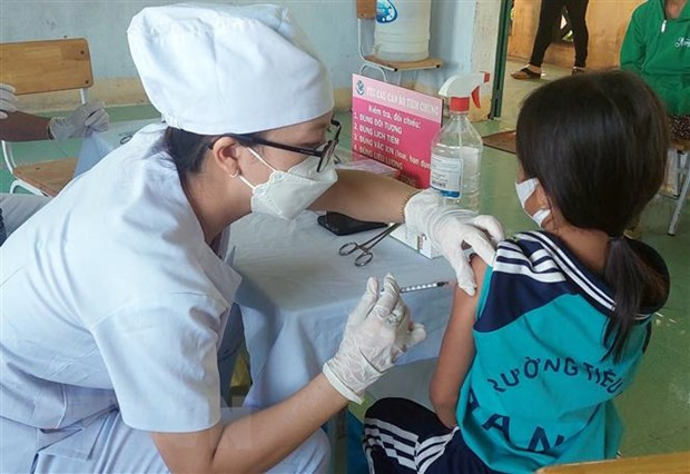 Triển khai tiêm vaccine phòng COVID-19 cho học sinh ở xã Ma Nới, huyện Ninh Sơn. (Ảnh: Công Thử/TTXVN) Triển khai tiêm vaccine phòng COVID-19 cho học sinh ở xã Ma Nới, huyện Ninh Sơn. (Ảnh: Công Thử/TTXVN)
